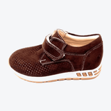 Small Foot Klettschuhe, Größe 22, Modell 'Fernando Maro' in der Farbe Braun, Ansicht von der linken Seite.