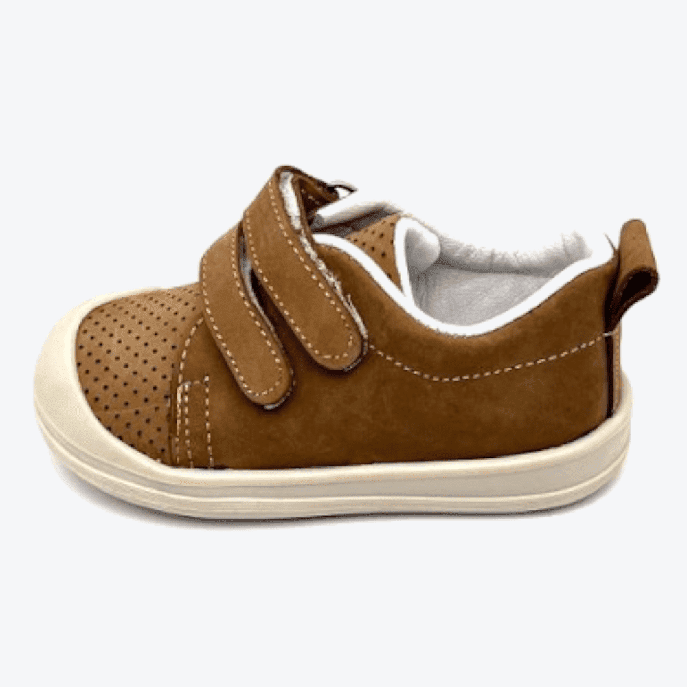 Small Foot Lauflernschuhe, Größe 21, Modell 'Fufu Foop Brown Model1' in der Farbe Braun, Ansicht von der linken Seite.