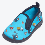 Playshoes Hausschuhe Allover Baustelle – blaue Kinder-Hausschuhe mit rutschfester Sohle, bequemem Gummizug und lustigem Baustellen-Motiv. Perfekt für Kindergarten, Zuhause und Spielspaß.